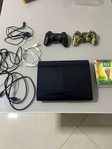 Ps3 Super Slim, duas manetes e um jogo físico