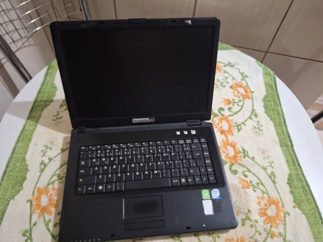 Vendo computador PC usado com um defeito no teclado