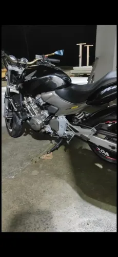 Vendo ou troco hornet 2006 dinheiro 27 mil , troca 28 mil