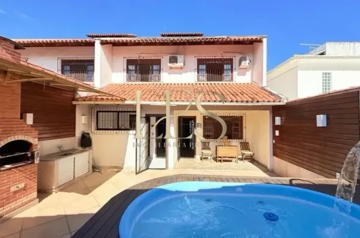 Casa á venda com Piscina - 3 Quartos em Mata da Praia - Vitória ES