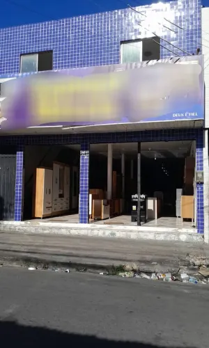Alugo um ponto comercial no 1 andar um galpão