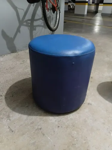 Vendo um puff redondo cor azul 