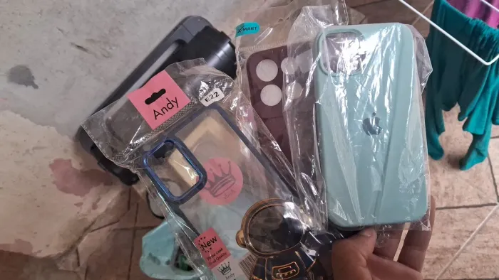 Lote de capinhas de celular e eletrônicos 