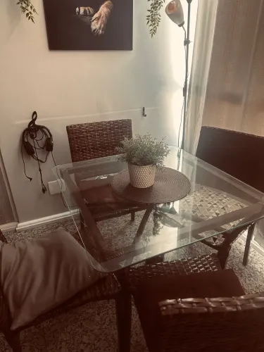  Conjunto de Mesa com tampo de vidro e 4 cadeiras de fibra sintética 