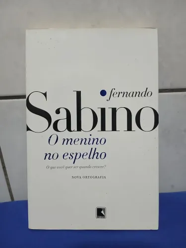Livro o menino no espelho (paginas um pouco manchadas)