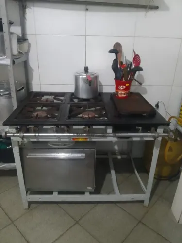 Fogão industrial 4 bocas 1 chapa e forno