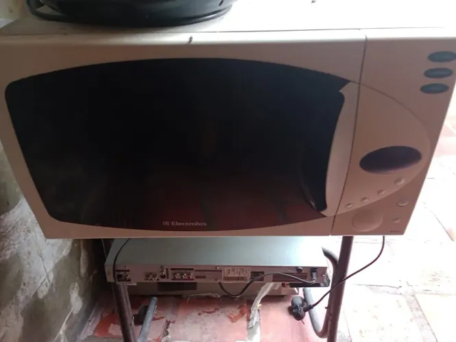 Vende-se microondas Eletrolux 30L usado com prato- r$150,00..