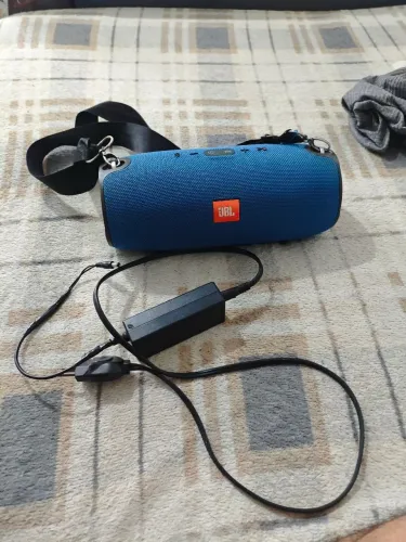 Caixa de som JBL original com alguns detalhes