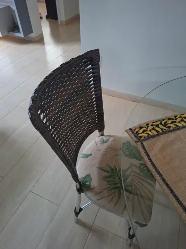 Mesa de alumínio com tampo de vidro e seis cadeiras estofada e junto sintético
