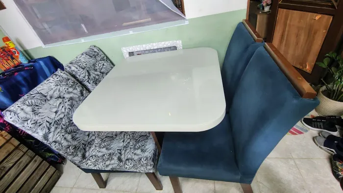Mesa e cadeiras de jantar