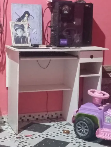 Mesinha de computador.