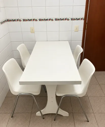 Mesa de madeira maciça com 4 cadeiras - copa/cozinha