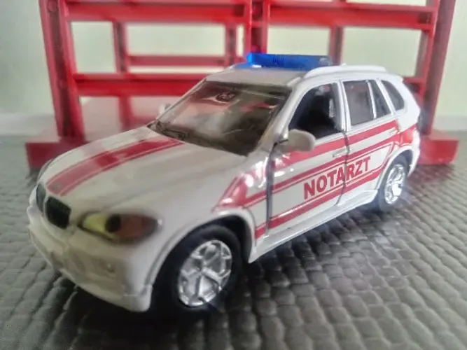 Miniatura 1466 BMW X5 Off-Road Vehicle Emergency Doctor Car Germany - Scale 1/55 SIKU