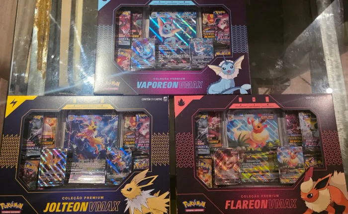 Trio box cartas Pokemon TCG Flareon + Jolteon + Vaporeon VMAX