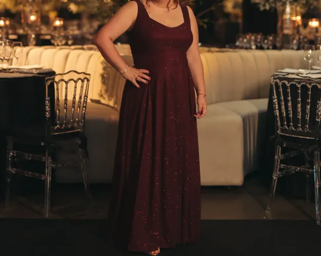 Vestido de festa marsala