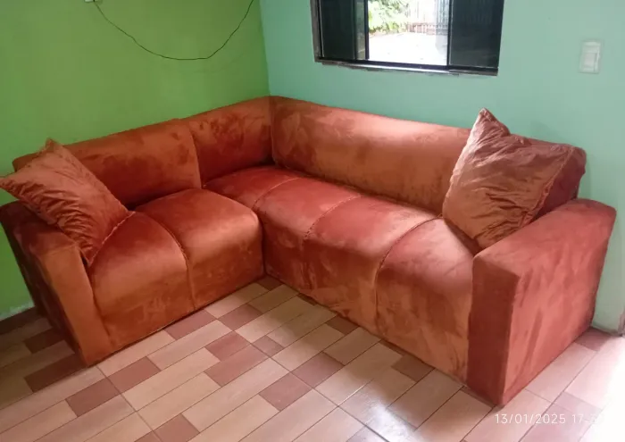 Sofá de canto na cor terra cota