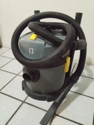 Aspirador Karcher , aspira sólido e líquido.