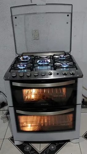 Lindo moderno fogão Electrolux top de 2 forno com tripla chama automático