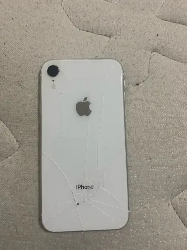 VENDE SE IPHONE XR seminovo bateria 100% apenas trinco no fundo