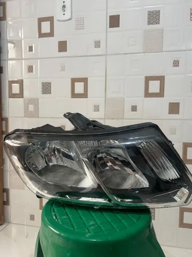 Farol dianteiro direito sandero