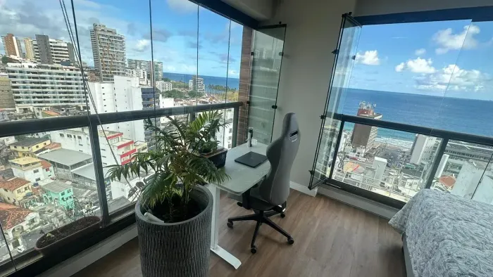 Apartamento 1/4 com vista panorâmica para o mar no Barra, 41m², sala elegante, 01 vaga de