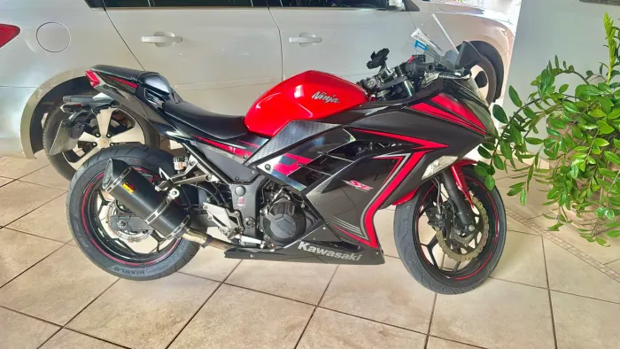 Kawasaki ninja 300 vermelha 