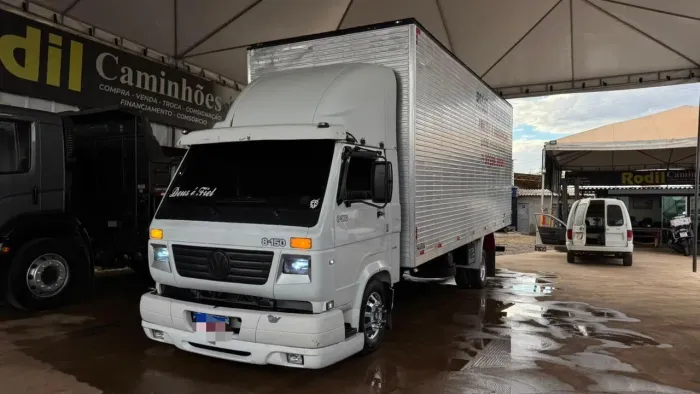 VW 8-150 ano:2004 baú de 7mt por 2.60 de altura