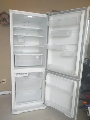 Vende-se geladeira s/marcas de uso