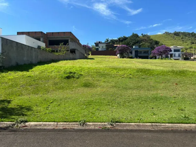 Terreno com leve aclive a venda no condomínio Vereda Paraiso na cidade de Morungaba - SP