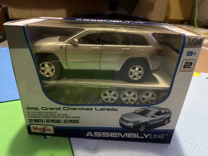 Miniatura Jeep Grand Cherokee Laredo 1/24