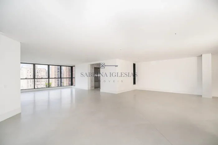 Apartamento amplo com 3 quartos em frente ao clube Curitibano