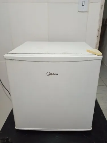 Frigobar Midea 45L - Usado.