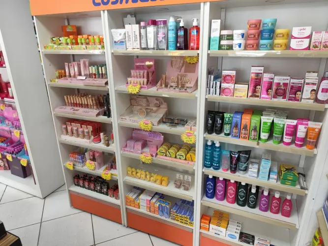 Prateleiras para farmácia, cosméticos, supermercado.
