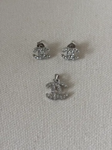 Brinco e pingente Chanel bijuteria