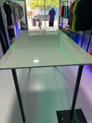 Mesa com tampo de vidro e pernas de metal - Moderna