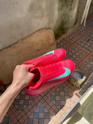 Chuteira Nike e umbro