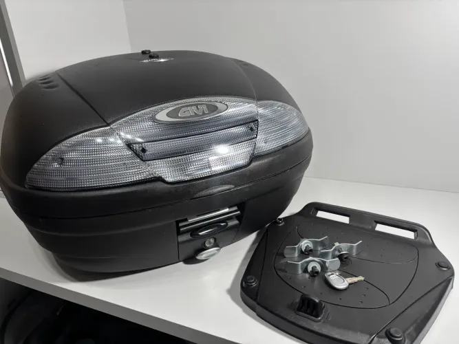 Bau Givi 45 litros para 2 capacetes