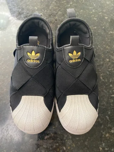 Tênis adidas slip on