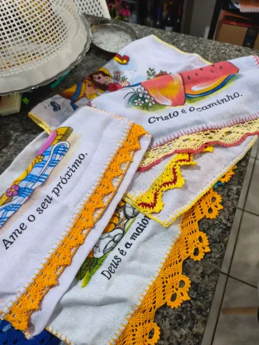 Pano de prato com bordado de crochê