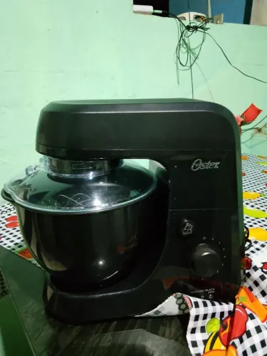 Vendo batedeira semi nova