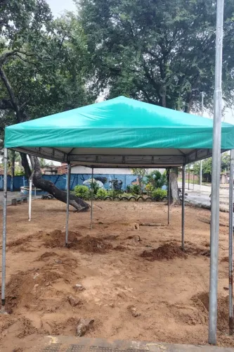 Vendo 2 tendas em estado de nova, cada uma mede o tamanho 3x3m, ideal para eventos, feiras