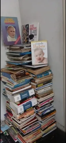 PEQUENA BIBLIOTECA COM 350 LIVROS ANTIGOS DIVERSOS. 