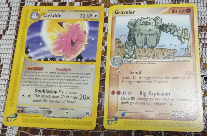 Duas cartas Pokémon tcg de 2003 antigas da Clefable e Graveler coleção Skyridge