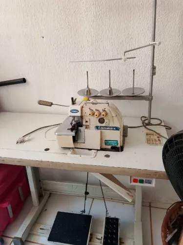 Máquina overloque