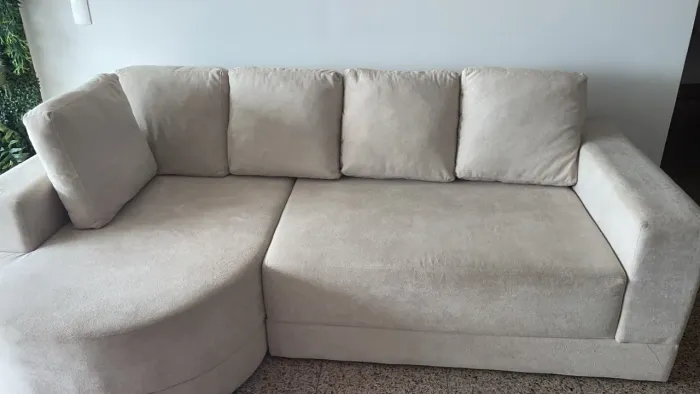 Sofa novo e moderno em excelente estado de conservação