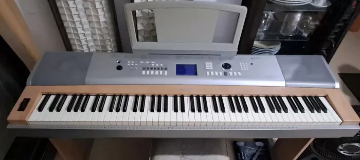 Piano e Teclado Digital YAMAHA DGX620