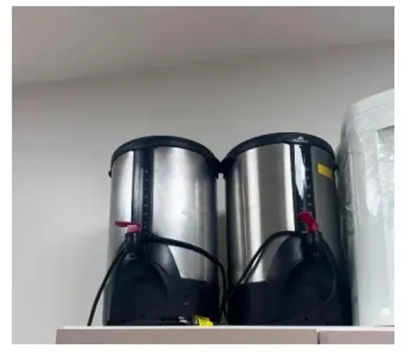 Bebedouro, cafeteiras e ventilador com avaria