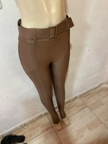 Calça em cirré bege escuro chapa barriga