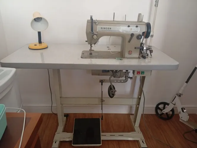 Máquina de costura singer semi- industrial reta e zig zag