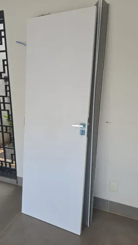 Porta de PVC branca 70X2.10, Seminova, em ótimo estado, com portais e fechadura com chave